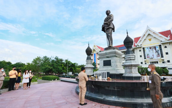 ผวจ.ระยอง สักการะพระบรมรูปจำลองพระบาทสมเด็จพระจุลจอมเกล้าเจ้าอยู่หัว ก่อนเข้าทำงานวันแรก