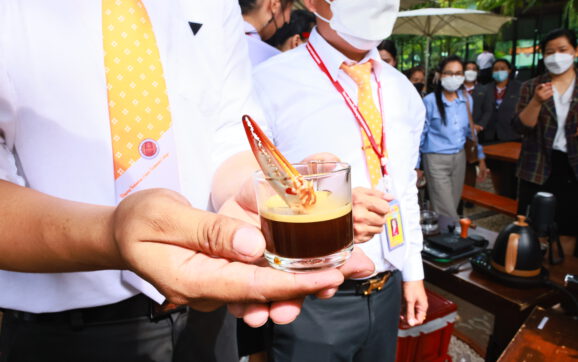 วท.นิคมอุตสาหกรรมระยอง คิดสูตร “กาแฟก้ามปูนึ่ง” กาแฟใส่อาหารทะเลหนึ่งเดียวในระยอง