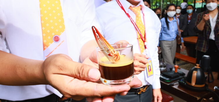 วท.นิคมอุตสาหกรรมระยอง คิดสูตร “กาแฟก้ามปูนึ่ง” กาแฟใส่อาหารทะเลหนึ่งเดียวในระยอง