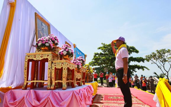 จิตอาสา จ.ระยอง ร่วมเก็บขยะ ปรับภูมิทัศน์ชายหาดพยูน เนื่องในวันปิยมหาราช