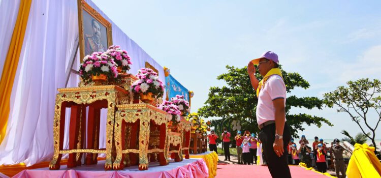 จิตอาสา จ.ระยอง ร่วมเก็บขยะ ปรับภูมิทัศน์ชายหาดพยูน เนื่องในวันปิยมหาราช