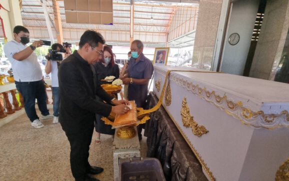 ผวจ.ระยอง เป็นประธานฌาปณกิจศพเด็กวัย 14 ปี ที่ถูกหนุ่มวัย 18 ปี ทำร้ายร่างกายจนเสียชีวิต