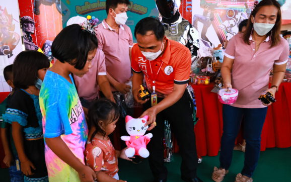 ชุมชนวัดชากลูกหญ้า จับมือ วท.นิคมอุตสาหกรรมระยอง จัดงานวันเด็ก แจกทุนการศึกษา 6 ล้านบาทให้บุตรหลานในชุมชน