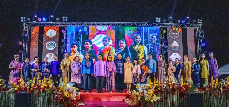 นครพนม สนองพระดำริสมเด็จเจ้าฟ้าสิริวัณณวรีฯ ปลุกกระแสผ้าไทย สร้างรายได้หมุนเวียนในท้องถิ่น