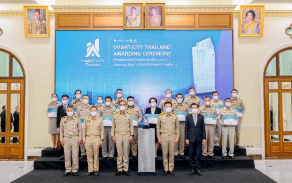 นายกรัฐมนตรี มอบตราสัญญลักษณ์เมืองอัจฉริยะประเทศไทย ให้แก่ 15 ผู้พัฒนาเมืองที่ได้รับประกาศรับรองเป็นพื้นที่เมืองอัจฉริยะ