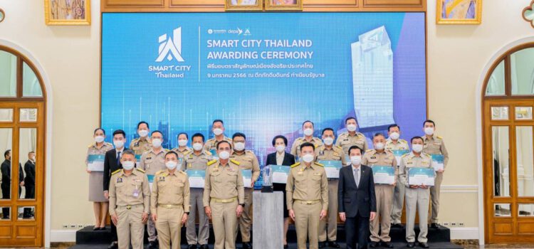 นายกรัฐมนตรี มอบตราสัญญลักษณ์เมืองอัจฉริยะประเทศไทย ให้แก่ 15 ผู้พัฒนาเมืองที่ได้รับประกาศรับรองเป็นพื้นที่เมืองอัจฉริยะ