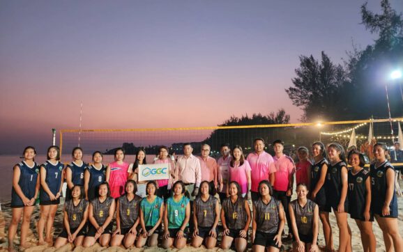นักตบสาวทีมชาติโชว์ ตบวอลเลย์บอลชายหาด ในงานสตรีทฟู้ด@หาดพยูน
