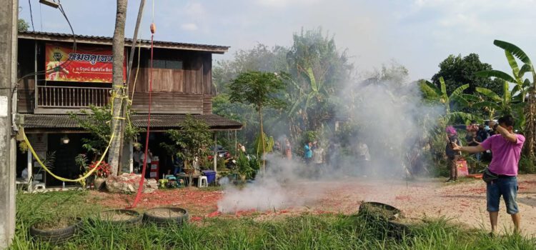 จุดประทัด 1 แสนนัด แห่แก้บนท้าวเวสอภิวรรณ รวยทันใจ หลังถูกหวยเลขธปูและขันน้ำมนต์หมอดูเทวดา รวยถ้วนหน้า