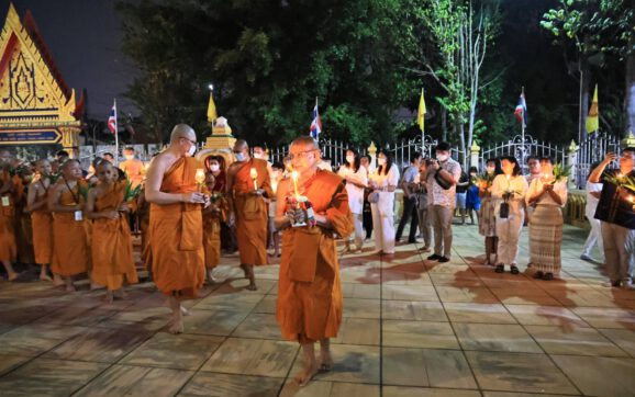 ผวจ.ระยอง นำพุทธศาสนิกชนเวียนเทียน เนื่องในวันมาฆบูชา