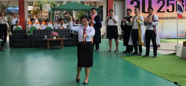 โลกต้องจำ เปิดเพลงให้นักศึกษาแดนซ์ออกไปรับประกาศนียบัตรจบการศึกษา ที่ วท.นิคมอุตสาหกรรมระยอง