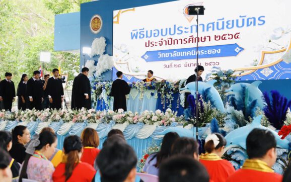 ปลัดกระทรวงศึกษาธิการ มอบประกาศนียบัตรให้นักศึกษาวิทยาลัยเทคนิคระยอง ที่จบการศึกษา ประจำปี 2565