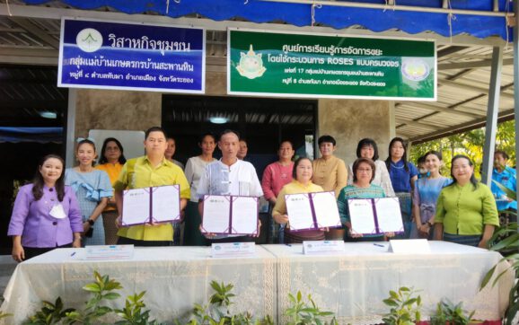 คณะกรรมการพัฒนาสตรีต.ทับมา จัดโครงการ สตรีแบ่งปันรัก ปลูกผักปลอดสารพิษ สร้างความมั่นคงทางอาหาร