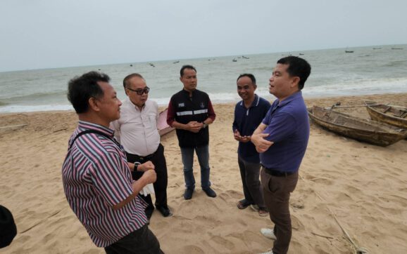 นอภ.บ้านฉาง ชี้แจงยันเจ้าหน้าที่เก็บขยะหาดพยูนทุกวัน หลังมีข่าวขยะเต็มหาดไม่มีคนดูแล