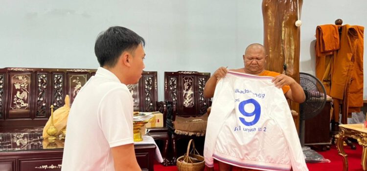 นฤพล ผู้สมัคร ส.ส.ระยอง พรรค พปชร. นิมนต์พระเกจิชื่อดังลงยันต์เสื้อแจ็คเก็ต เอาฤกษ์เอาชัยก่อนลุยขอคะแนนเสียง