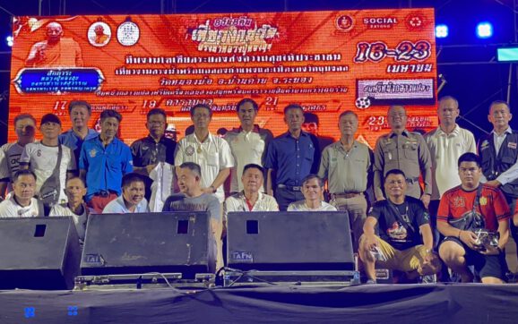 สามารถและขาวผ่อง อดีตนักมวยชื่อดัง ร่วมงานสงกรานต์วัดหนองฆ้อ