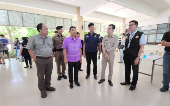 ผวจ.ระยอง ตรวจเยี่ยมสถานที่เลือกตั้ง ประชาชนมาใช้สิทธิล่วงหน้าคึกคัก