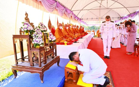 พ่อเมืองระยอง นำข้าราชการ ประชาชน ตักบาตรข้าวสารอาหารแห้ง เนื่องในวันเฉลิมพระชนมพรรษา สมเด็จพระนางเจ้าฯพระบรมราชินี