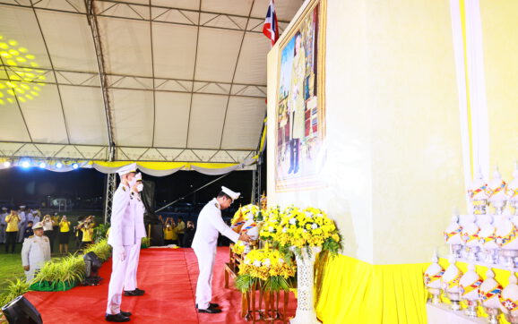 ผวจ.ระยอง นำข้าราชการ ประชาชน จุดเทียนชัยถวายพระพรชัยมงคลพระบาทสมเด็จพระเจ้าอยู่หัว