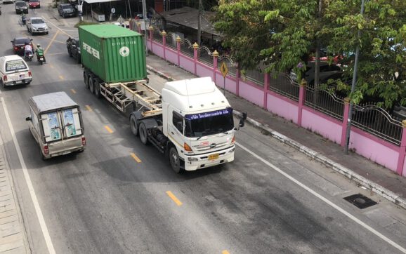 ชาวบ้านชุมชนห้วยโป่งจ.ระยอง โวยรถบรรทุกสารเคมีวิ่งผ่านชุมชนฝุ่นตลบ ทั้งที่มีป้ายห้ามวิ่งช.ม.เร่งด่วน