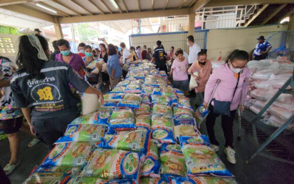 เทศกาลทิ้งกระจาดมูลนิธิสว่างพรกุศลระยอง ประชาชนแห่รับของแจกกันคึกคัก