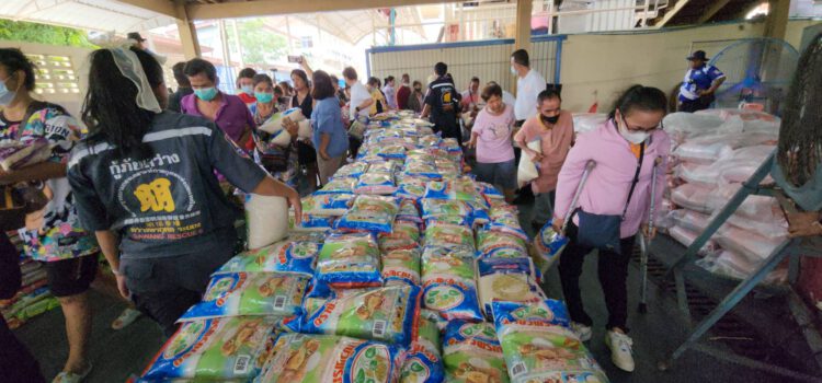 เทศกาลทิ้งกระจาดมูลนิธิสว่างพรกุศลระยอง ประชาชนแห่รับของแจกกันคึกคัก