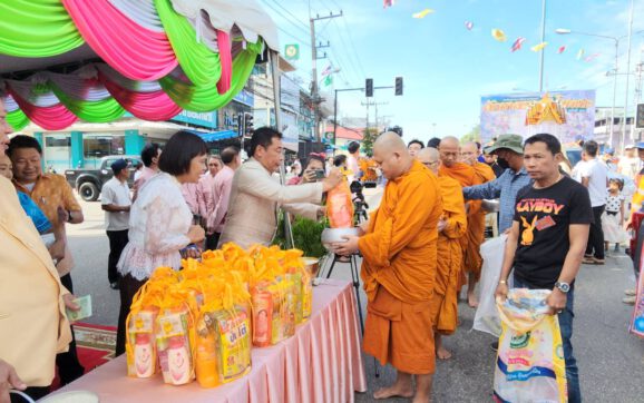 พ่อเมืองระยอง นำ ปชช.ชาวอ.แกลงนับพันคนร่วมตักบาตรเทโว ประจำปี 2566
