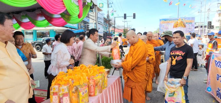 พ่อเมืองระยอง นำ ปชช.ชาวอ.แกลงนับพันคนร่วมตักบาตรเทโว ประจำปี 2566