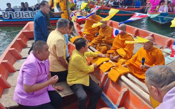ผวจ.ระยอง นำทอดผ้าป่ากลางน้ำชุมชนปากน้ำประแส ประเพณีหนึ่งเดียวในโลก