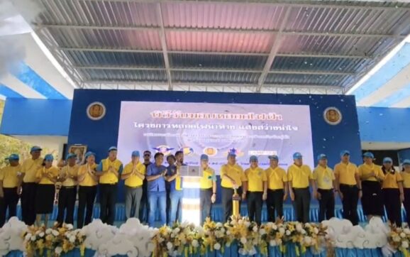 รองปลัดสำนักนายกรัฐมนตรี ส่งมอบหลอดไฟ 6,000 หลอด และปล่อยคาราวานรถเคลื่อนที่เปลี่ยนหลอดไฟฟ้าให้โรงเรียน วัด สถานพยาบาลและบ้านเรือนประชาชน