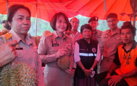 รองผวจ.ระยอง พร้อมเกษตรจังหวัด นำทีมลงพื้นที่ตรวจจับแผงทุเรียนหลังมีสาวร้องผ่านรายการช่องดัง ซื้อทุเรียนอ่อนไปกินทั้งน้ำตา