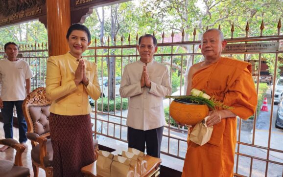 นอภ.เมืองระยอง ควงภรรยา ใส่ผ้าถิ่นระยอง “ลายตากะหมุก”ทำบุญใส่บาตรวันเสาร์ วัดป่าประดู่