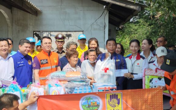 พ่อเมืองระยอง ให้กำลังใจผู้ประสบภัยพิบัติบ้านไฟไหม้ มอบสิ่งของช่วยเหลือ พร้อมหาแนวทางซ่อมแซมบ้าน
