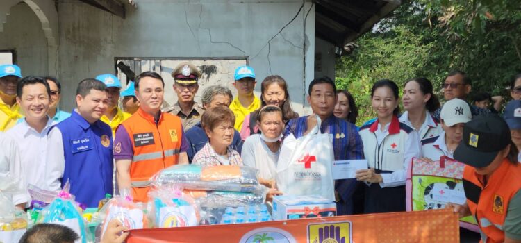พ่อเมืองระยอง ให้กำลังใจผู้ประสบภัยพิบัติบ้านไฟไหม้ มอบสิ่งของช่วยเหลือ พร้อมหาแนวทางซ่อมแซมบ้าน