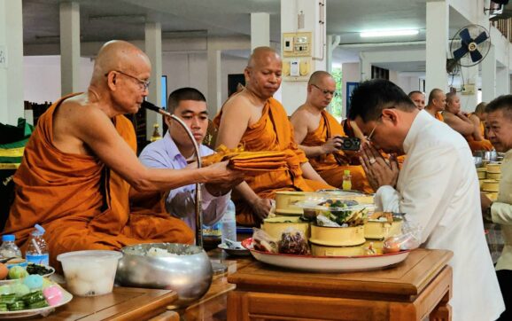 ผวจ.ระยอง นำพุทธศาสนิกชนร่วมทำบุญตักบาตรพระสงฆ์ เนื่องในวันมาฆบูชา