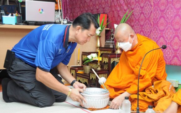 ชมรมช่างภาพสื่อมวลชนระยอง ทำบุญเลี้ยงพระศูนย์ข่าวพร้อมมอบเงินสนับสนุน ตร.ช่าง สภ.เพ