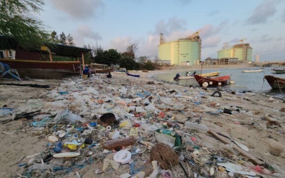 นักท่องเที่ยวโวยพบขยะเกลื่อนหาด กลุ่มประมงยันเป็นปกติลมเปลี่ยนทิศ เร่งเก็บทำความสะอาด