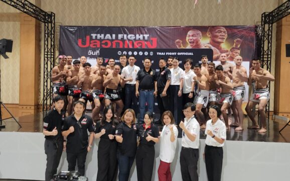 นศ.นักบริหารระดับสูง เพื่อการสร้างชาติรุ่นที่ 14 สถาบันสร้างชาติ จัดมวย ไทยไฟต์ ปลวกแดง  หารายได้ให้ค่ายเยาวชน