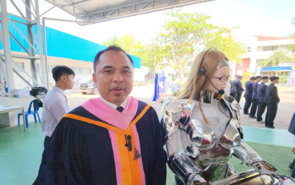 ฮือฮา! เทคนิคระยองใช้หุ่นยนต์ AI Robot อ่านรายชื่อ นศ.รับใบประกาศนียบัตรสำเร็จการศึกษา