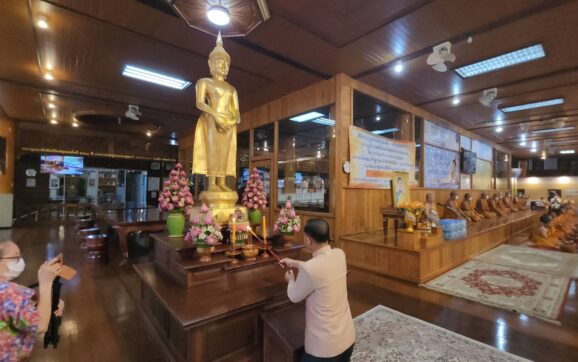 ชาวจ.ระยอง ทำบุญใส่บาตรเนื่องในวันสงกรานต์ ที่ วัดป่าประดู่พระอารามหลวง กันคึกคัก