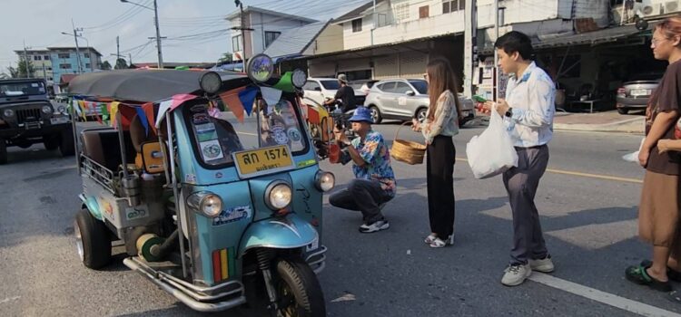 ชาวอ.บ้านฉาง จ.ระยอง นิมนต์พระสงฆ์นั่งรถตุ๊กตุ๊ก ให้ประชาชนใส่บาตรข้าวสารอาหารแห้ง ในวันสงกรานต์