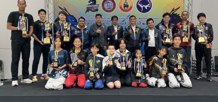 นักกีฬาเทควันโด รับรางวัลในการแข่งขันเทควันโด มหกรรมระยองเกมส์