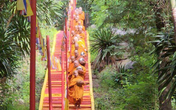 พุทธศาสนิกชนชาวอ.บ้านฉาง ร่วมทำบุญตักบาตรเทโวพระสงฆ์วัดคีรีภาวนาราม เนื่องในวันออกพรรษา