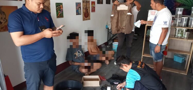 เจ้าหน้าที่ชุดฝ่ายความมั่นคงระยอง รวบ 2 หนุ่มวัยรุ่น หลังโพสต์รูปอาวุธปืนลงเฟสบุ๊ค