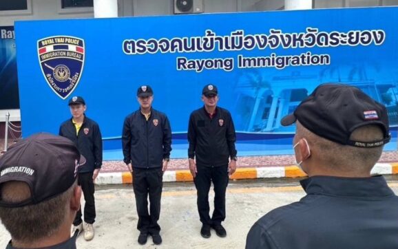 ตม.ระยอง บูรณาการกับหน่วยงานที่เกี่ยวข้อง ตรวจจับแรงงานต่างด้าว หลังลักลอบเข้ามาทำงานก่อสร้างโดยผิดกฎหมาย