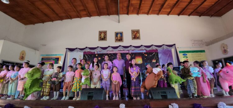 โรงเรียนสาธิตเทศบาลนครระยอง(วัดตรีรัตนาราม) จัดงานลอยกระทง”ย้อนวันวาน ชมงานวัด”