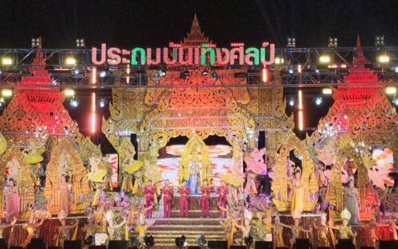 แห่ชม’ประถมบันเทิงศิลป์’ แน่นเวที การแสดงเวทียิ่งใหญ่อลังการ ส่งท้ายปี
