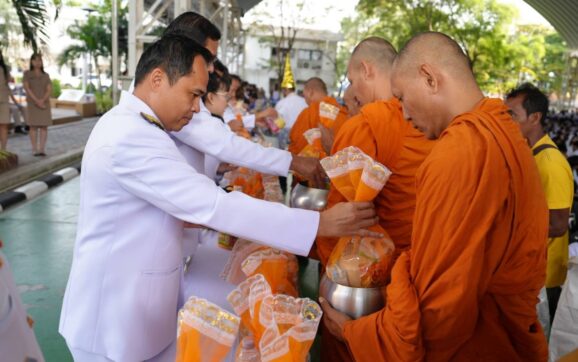 เทคนิคระยอง นำครูและนักเรียน นักศึกษา ตักบาตรข้าวสารอาหารพระภิกษุสงฆ์ ในวันพ่อ 5 ธันวาคม 2567