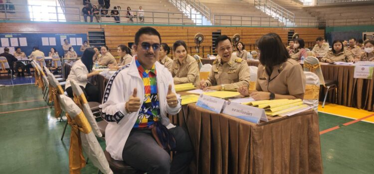 บิ๊ก ผดุงเกียรติ์ อดีต สท.มาบตาพุด สวมเสื้อสีสันสดใสไม่เหมือนใครลงสมัคร สมาชิก อบจ.เขต 9 อ.เมืองระยอง