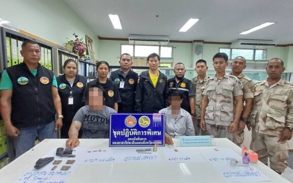 ชุดปฏิบัติการพิเศษกองบังคับการกอง อส.ระยอง รวบ 2 ผู้ต้องหาพร้อมของกลางยาบ้า-อาวุธปืนเถื่อน