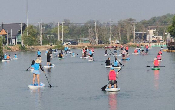 ระยอง ชวนนักท่องเที่ยวพาย SUP Bord เก็บขยะและชมป่าชายเลน กลางเมืองระยอง